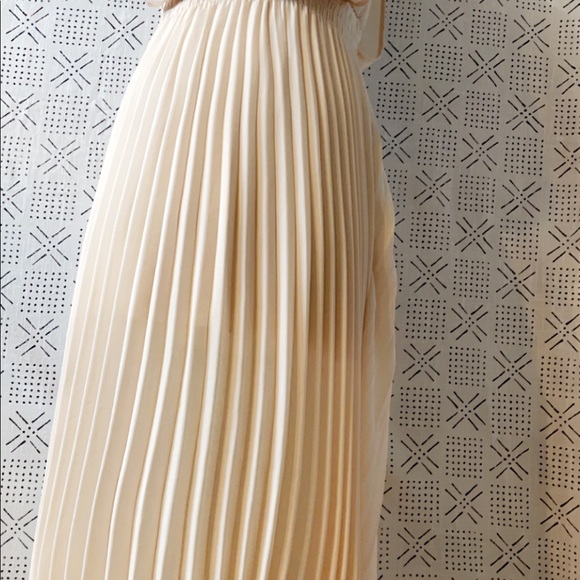 Beautiful Pleated bottom dress - Picture 5 of 9